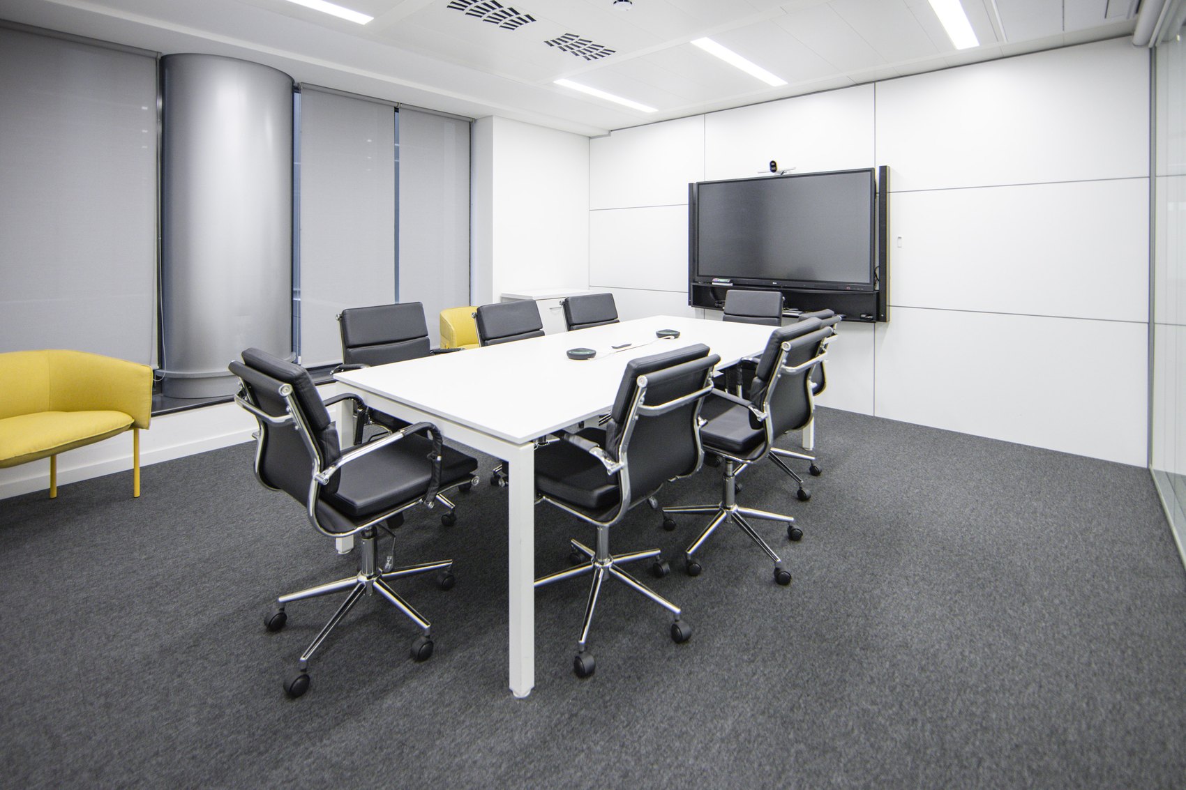 Sala de reunions amb pantalla per a videoconferències
